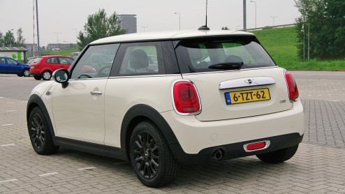 Rijtest nieuwe Mini One. De nieuwe instapper is de aan te raden versie van de geheel vernieuwde Mini, want ook zijn 1,2 liter driecilinder voldoet uitstekend.