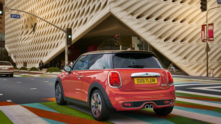 Mini voert een aantal wijzigingen door op de drie- en vijfdeurs alsmede de cabrio.