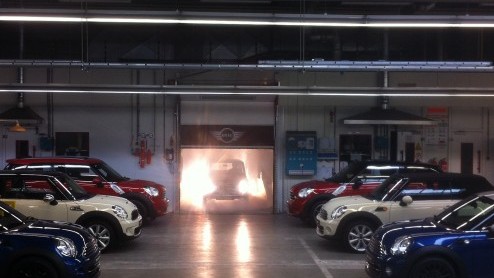 Vanaf medio volgend jaar rollen de eerste nieuwe Minis van de band bij VDL NedCar in Born. Vandaag is de 1959 Mini reBorn herboren.