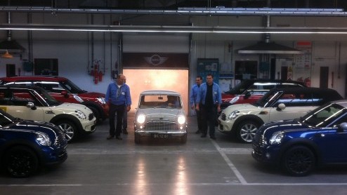 Vanaf medio volgend jaar rollen de eerste nieuwe Minis van de band bij VDL NedCar in Born. Vandaag is de 1959 Mini reBorn herboren.