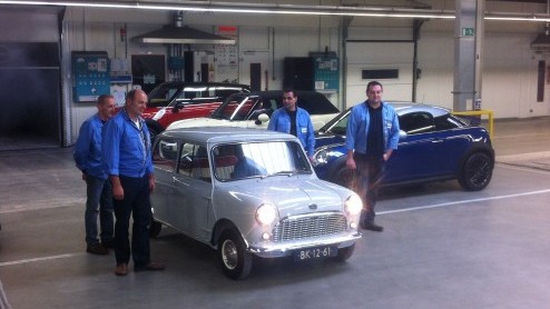 Vanaf medio volgend jaar rollen de eerste nieuwe Minis van de band bij VDL NedCar in Born. Vandaag is de 1959 Mini reBorn herboren.