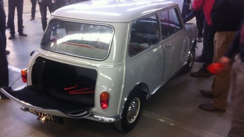 Vanaf medio volgend jaar rollen de eerste nieuwe Minis van de band bij VDL NedCar in Born. Vandaag is de 1959 Mini reBorn herboren.
