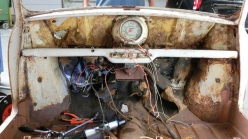 Vanaf medio volgend jaar rollen de eerste nieuwe Minis van de band bij VDL NedCar in Born. Vandaag is de 1959 Mini reBorn herboren.