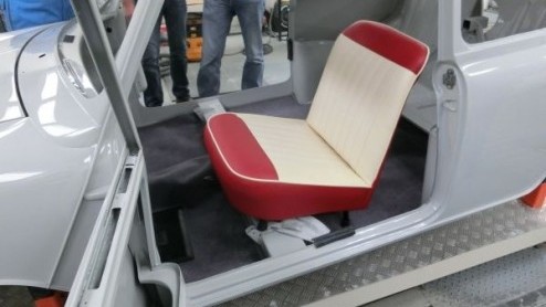 Vanaf medio volgend jaar rollen de eerste nieuwe Minis van de band bij VDL NedCar in Born. Vandaag is de 1959 Mini reBorn herboren.