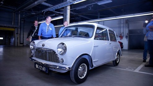 Vanaf medio volgend jaar rollen de eerste nieuwe Minis van de band bij VDL NedCar in Born. Vandaag is de 1959 Mini reBorn herboren.