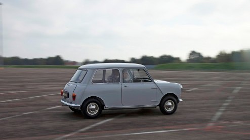 Vanaf medio volgend jaar rollen de eerste nieuwe Minis van de band bij VDL NedCar in Born. Vandaag is de 1959 Mini reBorn herboren.