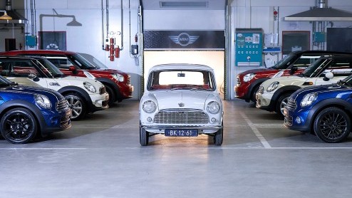 Vanaf medio volgend jaar rollen de eerste nieuwe Minis van de band bij VDL NedCar in Born. Vandaag is de 1959 Mini reBorn herboren.
