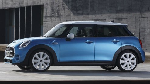 Mini heeft het doek gehaald van de vijfdeurs hatchback. Voor de fabrikant een compleet nieuwe carrosserievariant, die met een langere lengte en wielbasis vooral meer ruimte biedt in het interieur.