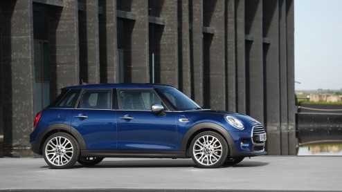 Mini heeft het doek gehaald van de vijfdeurs hatchback. Voor de fabrikant een compleet nieuwe carrosserievariant, die met een langere lengte en wielbasis vooral meer ruimte biedt in het interieur.