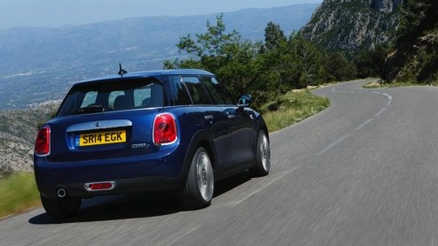 Mini heeft het doek gehaald van de vijfdeurs hatchback. Voor de fabrikant een compleet nieuwe carrosserievariant, die met een langere lengte en wielbasis vooral meer ruimte biedt in het interieur.