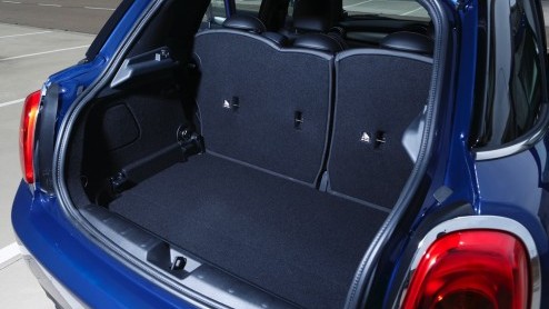 Mini heeft het doek gehaald van de vijfdeurs hatchback. Voor de fabrikant een compleet nieuwe carrosserievariant, die met een langere lengte en wielbasis vooral meer ruimte biedt in het interieur.