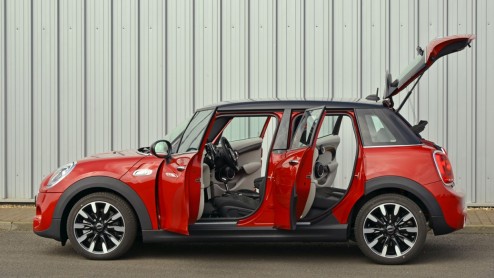 De nieuwe vijfdeurs versie van de Mini is weliswaar 16 cm langer, maar biedt achterin niet erg veel ruimte mr.