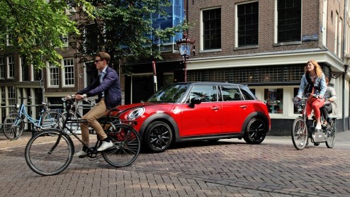De nieuwe vijfdeurs versie van de Mini is weliswaar 16 cm langer, maar biedt achterin niet erg veel ruimte mr.