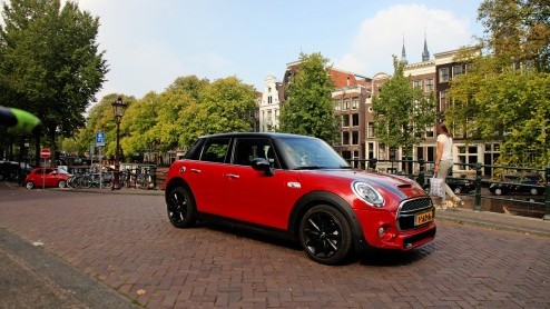 De nieuwe vijfdeurs versie van de Mini is weliswaar 16 cm langer, maar biedt achterin niet erg veel ruimte mr.