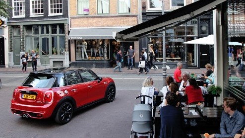 De nieuwe vijfdeurs versie van de Mini is weliswaar 16 cm langer, maar biedt achterin niet erg veel ruimte mr.
