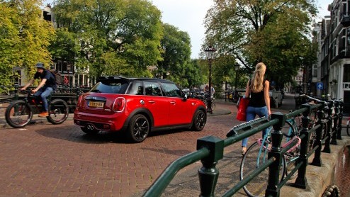 De nieuwe vijfdeurs versie van de Mini is weliswaar 16 cm langer, maar biedt achterin niet erg veel ruimte mr.