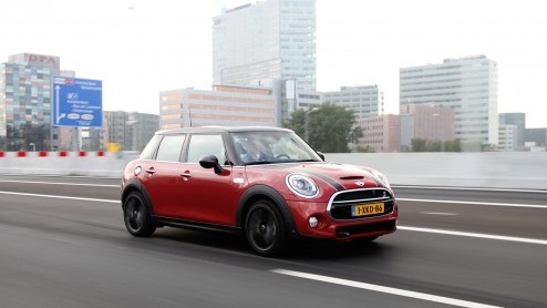 De nieuwe vijfdeurs versie van de Mini is weliswaar 16 cm langer, maar biedt achterin niet erg veel ruimte mr.