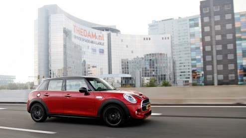 De nieuwe vijfdeurs versie van de Mini is weliswaar 16 cm langer, maar biedt achterin niet erg veel ruimte mr.