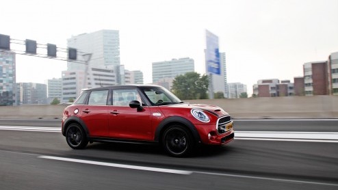 De nieuwe vijfdeurs versie van de Mini is weliswaar 16 cm langer, maar biedt achterin niet erg veel ruimte mr.