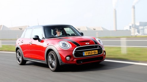 De nieuwe vijfdeurs versie van de Mini is weliswaar 16 cm langer, maar biedt achterin niet erg veel ruimte mr.