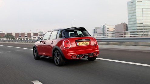 De nieuwe vijfdeurs versie van de Mini is weliswaar 16 cm langer, maar biedt achterin niet erg veel ruimte mr.