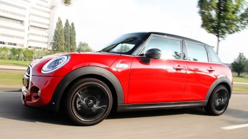De nieuwe vijfdeurs versie van de Mini is weliswaar 16 cm langer, maar biedt achterin niet erg veel ruimte mr.