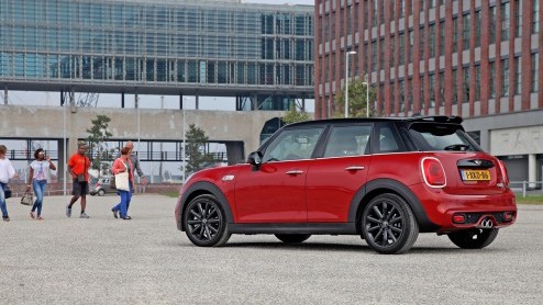 De nieuwe vijfdeurs versie van de Mini is weliswaar 16 cm langer, maar biedt achterin niet erg veel ruimte mr.