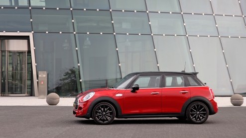 De nieuwe vijfdeurs versie van de Mini is weliswaar 16 cm langer, maar biedt achterin niet erg veel ruimte mr.