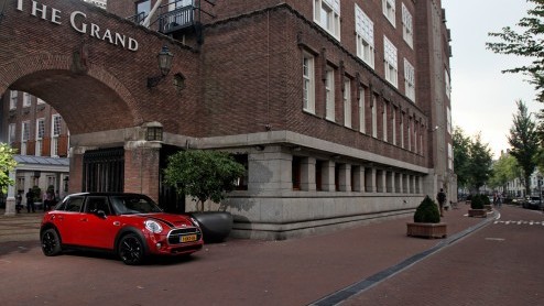 De nieuwe vijfdeurs versie van de Mini is weliswaar 16 cm langer, maar biedt achterin niet erg veel ruimte mr.