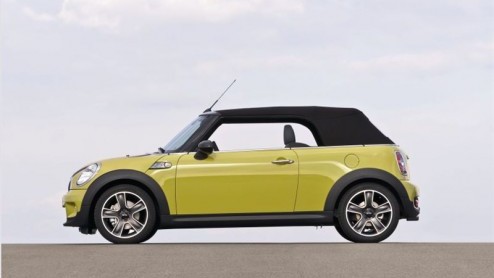 Hoewel het winterseizoen niet helemaal geschikt is, komt Mini nu, na een verkoopsucces van 164.000 exemplaren, met de nieuwe Mini Cabrio. Nieuw voor deze telg is EfficientDynamics techniek voor een la