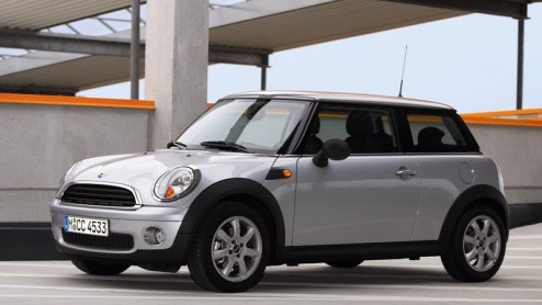 Is 75 pk in een Mini leuk? Volgens het merk gaat dat prima lukken, want vanaf dit voorjaar is de Mini One met 75 pk benzinemotor leverbaar en krijgt de Mini Clubman ook een instapper. Het voorjaarsnie