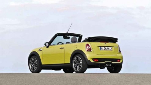 Hoewel het winterseizoen niet helemaal geschikt is, komt Mini nu, na een verkoopsucces van 164.000 exemplaren, met de nieuwe Mini Cabrio. Nieuw voor deze telg is EfficientDynamics techniek voor een la