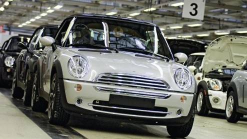 Jammer maar helaas, de productie van de Mini Cooper Cabrio is gestopt. Na 164.000 exemplaren is de koek op. De nieuwe Mini Cooper rijdt dan wel al even rond, en op een cabrio-versie daarvan is het nog