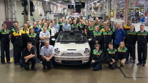 Jammer maar helaas, de productie van de Mini Cooper Cabrio is gestopt. Na 164.000 exemplaren is de koek op. De nieuwe Mini Cooper rijdt dan wel al even rond, en op een cabrio-versie daarvan is het nog
