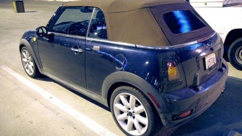 De Mini is nu leverbaar als Cooper, Clubman en Cabriolet. Echter, die laatste is nog van voor de facelift. Daarom staat de nieuwe generatie al even op stapel, en daar zijn nu opnieuw beelden van opged