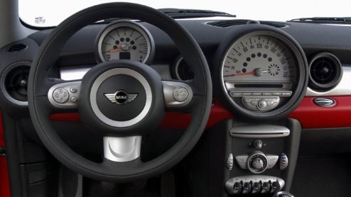 BMW heeft de informatie vrijgegeven van de nieuwe MINI. Het uiterlijk is gelukkig niet al teveel veranderd, wel is de MINI gegroeid.