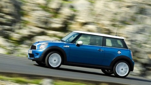 BMW heeft de informatie vrijgegeven van de nieuwe MINI. Het uiterlijk is gelukkig niet al teveel veranderd, wel is de MINI gegroeid.