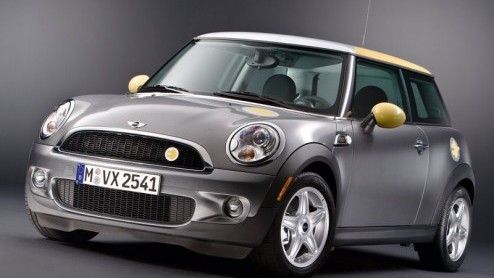 Terwijl de crossover-versie van de Mini nog in het geniep rondrijdt, ziet een andere bijzondere Mini al wel het levenslicht. Op de Los Angeles Motorshow presenteert het merk de Mini E, die geen verbra