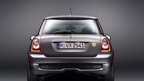 Terwijl de crossover-versie van de Mini nog in het geniep rondrijdt, ziet een andere bijzondere Mini al wel het levenslicht. Op de Los Angeles Motorshow presenteert het merk de Mini E, die geen verbra