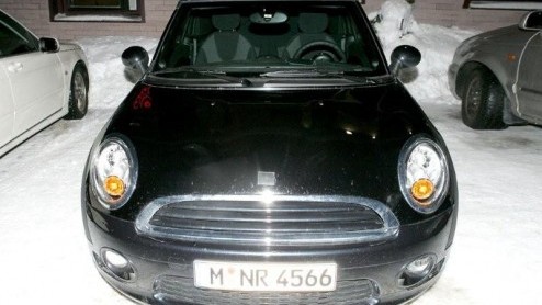 De nieuwe Mini is razend populair. Het nieuwste model groeide een paar centimeter en ook hebben we al kennis kunnen maken me de grotere Clubman. Deze retrotopper is ook als Cabriolet leverbaar en onze