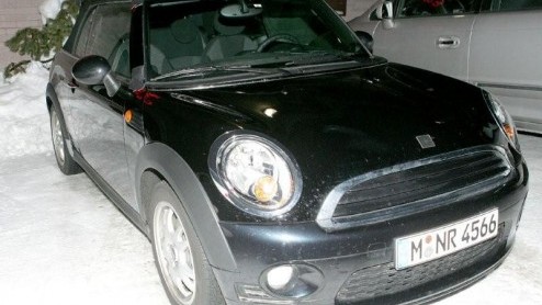 De nieuwe Mini is razend populair. Het nieuwste model groeide een paar centimeter en ook hebben we al kennis kunnen maken me de grotere Clubman. Deze retrotopper is ook als Cabriolet leverbaar en onze