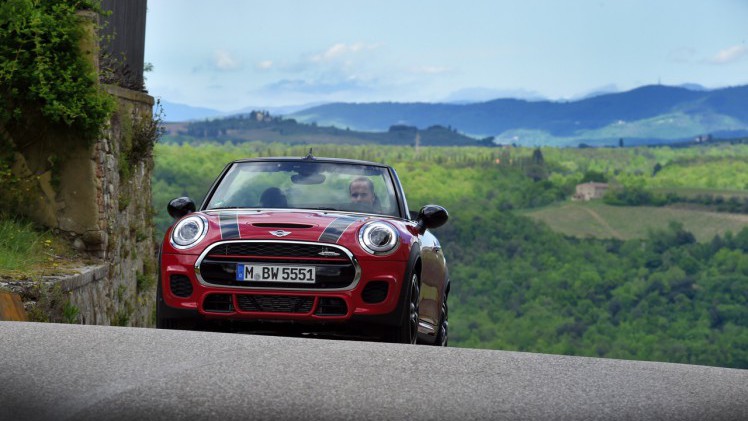 Autotest Mini John Cooper Works Cabrio. We rijden de snelste Mini in luchtige vorm naar de International Mini Meeting 2016 in Lommel. Snel uit en thuis, maximaal rijplezier.
