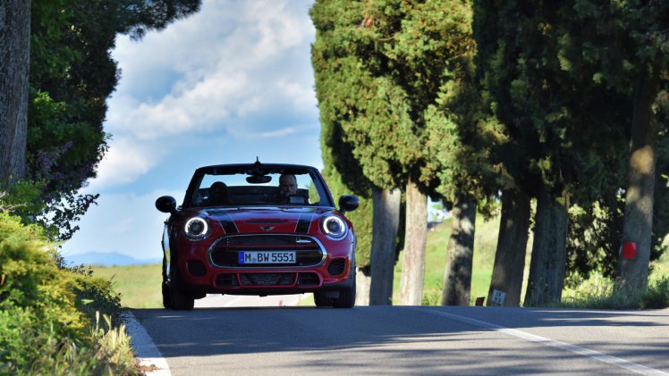 Autotest Mini John Cooper Works Cabrio. We rijden de snelste Mini in luchtige vorm naar de International Mini Meeting 2016 in Lommel. Snel uit en thuis, maximaal rijplezier.