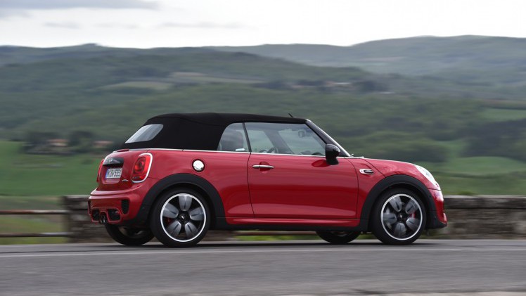 Autotest Mini John Cooper Works Cabrio. We rijden de snelste Mini in luchtige vorm naar de International Mini Meeting 2016 in Lommel. Snel uit en thuis, maximaal rijplezier.