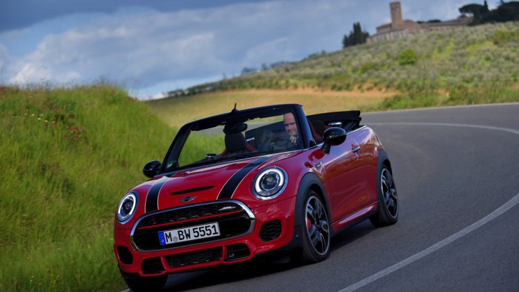 Autotest Mini John Cooper Works Cabrio. We rijden de snelste Mini in luchtige vorm naar de International Mini Meeting 2016 in Lommel. Snel uit en thuis, maximaal rijplezier.