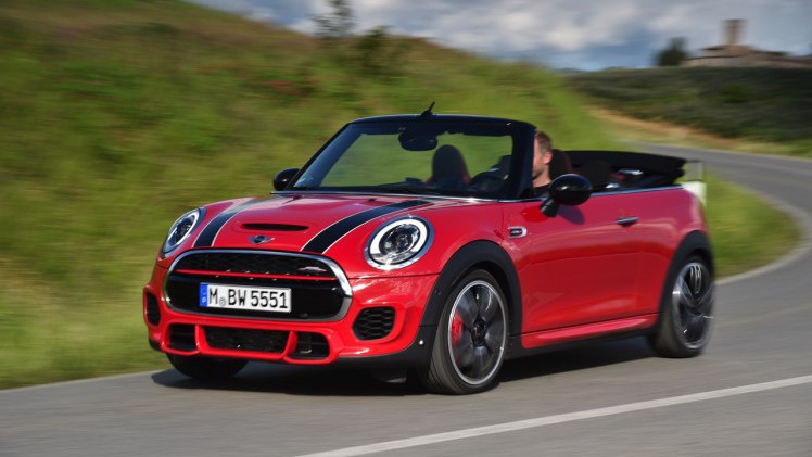Autotest Mini John Cooper Works Cabrio. We rijden de snelste Mini in luchtige vorm naar de International Mini Meeting 2016 in Lommel. Snel uit en thuis, maximaal rijplezier.