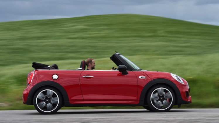 Autotest Mini John Cooper Works Cabrio. We rijden de snelste Mini in luchtige vorm naar de International Mini Meeting 2016 in Lommel. Snel uit en thuis, maximaal rijplezier.