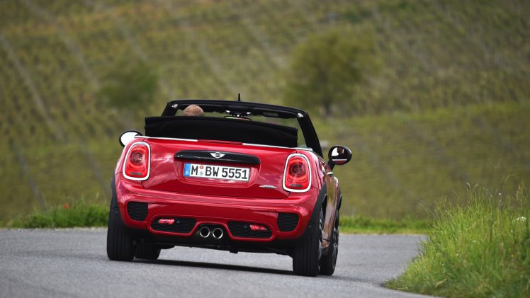Autotest Mini John Cooper Works Cabrio. We rijden de snelste Mini in luchtige vorm naar de International Mini Meeting 2016 in Lommel. Snel uit en thuis, maximaal rijplezier.