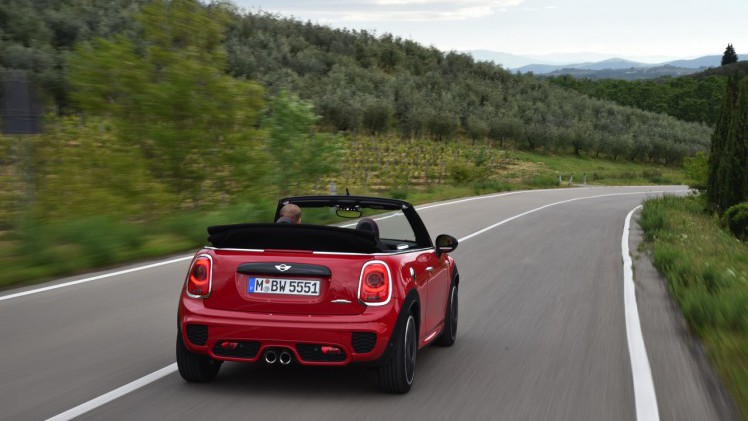 Autotest Mini John Cooper Works Cabrio. We rijden de snelste Mini in luchtige vorm naar de International Mini Meeting 2016 in Lommel. Snel uit en thuis, maximaal rijplezier.