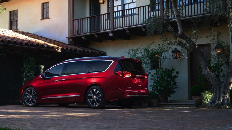 De Chrysler Town & Country en Voyager krijgen een opvolger in de vorm van een nieuwe oude bekende: de Pacifica. Als eerste MPV is deze Chrysler er ook als plug-in hybride.